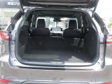 広々ラゲッジスペースはレジャーやアウトドアにピッタリです。リアシートは4:2:4の3分割で倒すことができます。後部座席を倒せばたくさんの荷物を積めるフラットなラゲッジスペースになります。