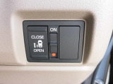 狭い駐車場や壁際でもドアをぶつける心配が少なく開けられる両側スライドドアです。助手席側は電動で、開閉操作も楽々です!