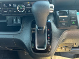 【シフトレバー】手を自然と伸ばしやすいインパネシフト  トランスミッションは、CVT(自動無段変速) 変速ショックのないスムーズな加速とエンジン回転数を効率よく変換する省燃費を両立させています。