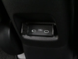 【充電用タイプCジャック】ドライブ中にスマートフォンなどの充電に便利なタイプCジャックを装備!