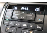 フルオートエアコンが装備されています!お好みの温度設定をするだけでエアコンの風量やモードの切り替えを自動でコントロールしてくれます!ユーザーの操作が少なく燃費走行にもつながります!