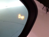 ブラインドスポットモニター装備。隣車線を走る車両を検知。ドアミラーでは確認しにくい後、側方エリアに存在する車両や急接近してくる車両も検知しドアミラーに搭載されたLEDインジケーターが点灯します。