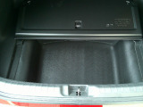 トランクの下にも収納スペース!蓋つきで安心!