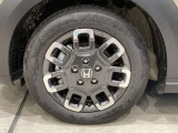 アルミホイール付!鉄ホイールと違って軽いので燃費にも影響してきます。ガソリンの高騰に少しは貢献します!デザインもさり気なく、スタイリッシュな感じとなっています。
