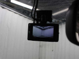 運転中の「万が一」を記録してくれ、もしもの時も心強いドライブレコーダーを装備しています。