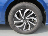 185/65R15です。デモカーとして、使用しておりましたのでホイールもガリ傷目立たないです