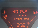 メーター内には走行距離の他、平均燃費、瞬間燃費の表示が出来ますのでエコ運転に役立ちます。
