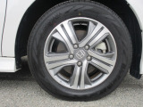 純正アルミホイール装着車です。靴と一緒でおしゃれな人は、足元に気を配りますよね。ちょっとした違いではありますが見た目は大きく変わりますよ。シャープでより引き締まった印象を与えます。