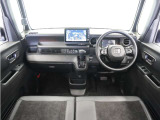 視界広々で運転しやすくロングドライブでも疲れを感じさせないすっきりとまとまったインパネ周りです。