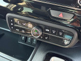 車内環境を自動でコントロールするフルオートエアコン。長距離ドライブも快適です。