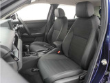 【特別仕様車 BLACK STYLE】コンビシート(プライムスムース&times;ファブリック〈ブラックステッチ〉)。室内は、シートクリーニングや各部の徹底した清掃を実施し、消臭・除菌処理を行っています♪