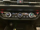 フルオートエアコンディショナーとなっております。運転席と助手席でそれぞれで温度設定ができますので、快適にドライブをすることができます。