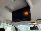 【 フリップダウンモニター 】天井にはフリップダウンモニターも装備されております♪お子様など、ロングドライブでも退屈せず楽しくお過ごしいただけます。//