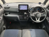 運転席まわりは機能的にまとまっています。足元が広々のインパネATです♪