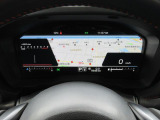 運転に必要な情報をグラフィカルに表示し、少ない視線移動で瞬時に認識できる先進的な液晶メーター。こちらはナビゲーション情報と連携する「地図画面」になります。
