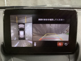 狭い場所での駐車やすれ違いなどでより的確な運転操作に役立つ360&deg;ビューモニターが装備されています。