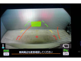 後方の視認性を高めるリアビューカメラを装備。ガイドラインはステアリングの動きと連動しますのでよりスムーズな車庫入れが行えます。
