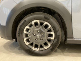 アルミホイール付!鉄ホイールと違って軽いので燃費にも影響してきます。ガソリンの高騰に少しは貢献します!デザインもさり気なく、スタイリッシュな感じとなっています。
