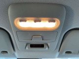 優しいルームランプが車内を照らしてくれます。