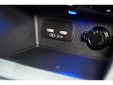 小物の収納に便利なセンタートレイには携帯等のデバイスの充電可能なUSB出力電源付です。