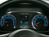 メーター中央に、様々な車両情報を表示してくれる、ディスプレイがついています。