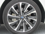 純正18インチアルミホイール。 タイヤサイズは225/45R18