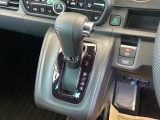 シフトはインパネシフト、パーキングブレーキは電子制御となっています。