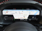 運転に必要な情報をグラフィカルに表示し、少ない視線移動で瞬時に認識できる先進的な液晶メーター。こちらはナビゲーション情報と連携する「地図画面」になります。