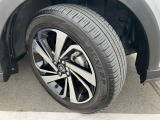 17インチの純正アルミホイール。切削加工でスタイリッシュなデザイン。195/60R17サイズのタイヤになります。
