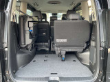 3列目シートを跳ね上げれば、大きな荷物や長尺物も積めて便利です。