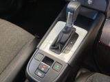 シンプルでとても使いやすいフロアシフトに、パーキングブレーキは電子制御パーキングブレーキです。