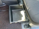 助手席の下にも収納スペースがありますのでいろいろと収納ができてとても便利ですね。