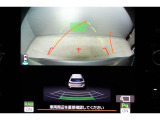 後方の視認性を高めるリアビューカメラを搭載。ガイドラインはステアリングの動きと連動しますのでよりスムーズな車庫入れが行えます。
