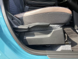 運転席にはドライバーの体型や好みに応じて前後方向だけでなく、高さの調整ができるシートリフターを装備!