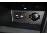 小物の収納に便利なセンタートレイには携帯等のデバイスの充電可能なUSB出力電源付です。
