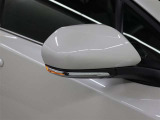 サイドターンランプ付きドアミラー。車両のドレスアップと右左折時の被視認性を兼ね備えたお洒落なミラーです。