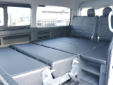 運転席助手席の後ろまでベットキット空間として使用可能ですのでご家族で車中泊などでも広々使えます!!