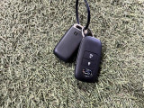 キーフリーシステムになっています。電子キーを携帯しているだけ、それだけでドアのロック開閉からエンジンの始動までできちゃいます♪
