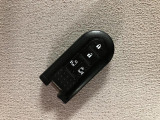 スマートキーを装備しています☆カギをカバンやポケットに入れて頂いた状態でドアロックの開閉やエンジンスタートをして頂けますよ!とても便利な装備です!