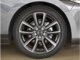 【純正アルミホイール】外観にマッチした純正アルミホイールを装着しております。ノーマルタイヤ、スタッドレスタイヤも広島マツダにお任せください。