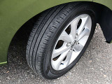 純正アルミホイールです。スチールホイールよりも軽いので燃費も向上します。タイヤの残り溝は御来店時に御確認下さい。