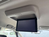 後席用モニターが付いているので渋滞でも後部座席の人を飽きさせません。