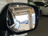 車体後部に内蔵されたセンサーによって、自車の後側方から接近する車両を検知。衝突の危険があるとシステムが判断した場合、ドアミラー内側のLEDインジケーターや警報音でドライバーに注意を促します!!