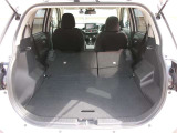 後席を倒すと収納力がアップします。長尺物も積めるのでカーライフの幅が広がりますね。