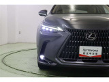 黒を基調としたデザインの中に、レクサスのアイデンティティL字型デイタイムランニングライトが際立つ三眼フルLEDヘッドランプ。ヘッドライトウォッシャー付。オートライト・オートハイビームも装備しています。