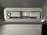 ハンドルの左下にETCがついています。高速道路の料金所の通過も楽々です。 カードの取り出しもしやすい場所についています。