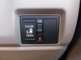 狭い駐車場や壁際でもドアをぶつける心配が少なく開けられる両側スライドドアです。助手席側は電動で、開閉操作も楽々です!