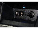 小物の収納に便利なセンタートレイには携帯等のデバイスの充電可能なUSB出力電源付です。