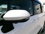 ターンランプ付きドアミラーはデザインだけでなく、他のドライバーや周囲の歩行者にもわかり易く視認性も十分な装備です。