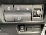 運転席のハンドル右奥側にまとめられたスイッチ群。一目で分かりやすく操作しやすいです。